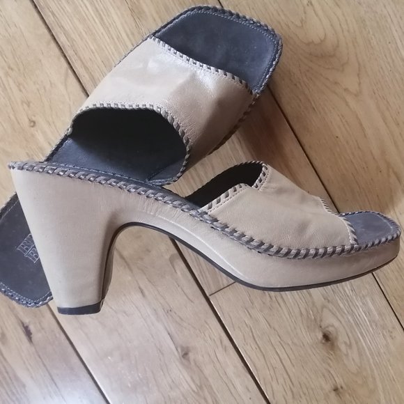 Tan high heel sandals - Picture 2 of 3